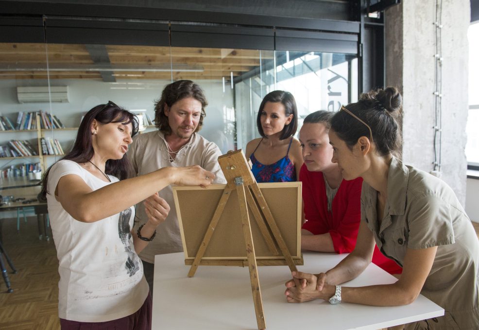 Team building activity focused on communication and collaboration. A group works together to reconstruct a model, emphasizing teamwork, strategy, and the importance of clear instructions.