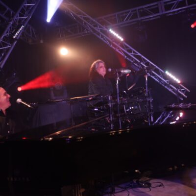 dueling pianos