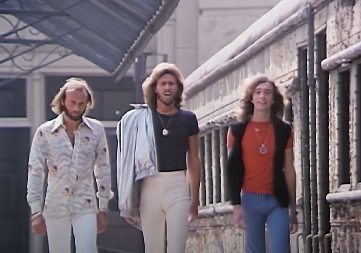 Stayin alive. Bee Gees Stayin'. Би джиз Стейн Элайв. Bee Gees Stayin' Alive.